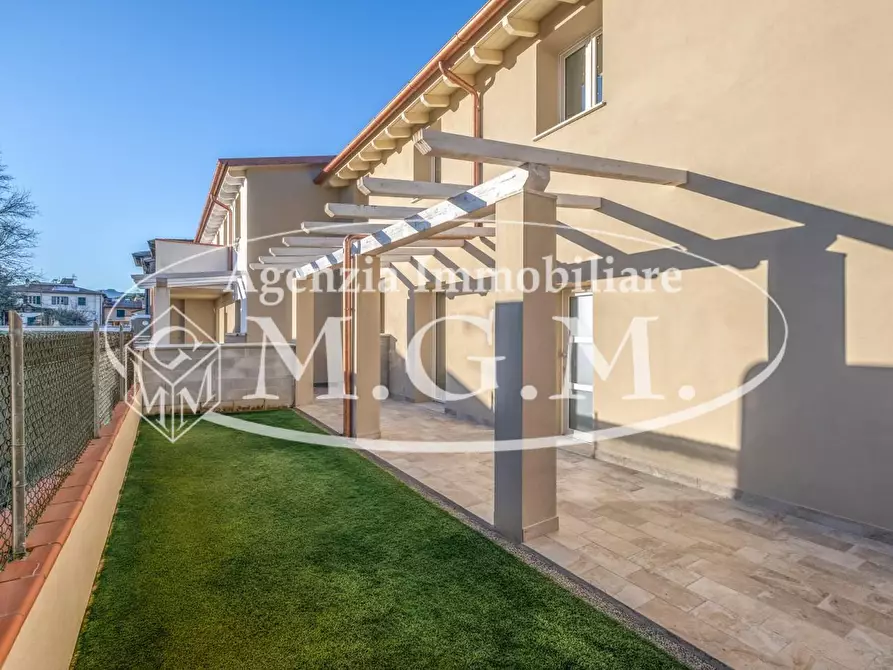 Immagine 1 di Casa trifamiliare in vendita  a Calcinaia