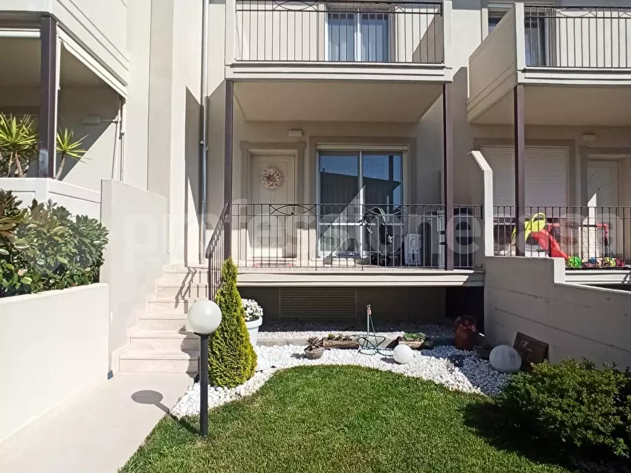 Immagine 1 di Villetta a schiera in vendita  a Vecchiano