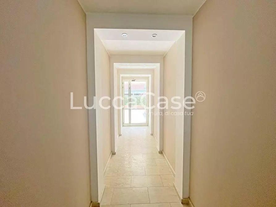 Immagine 11 di Appartamento in vendita  a Lucca