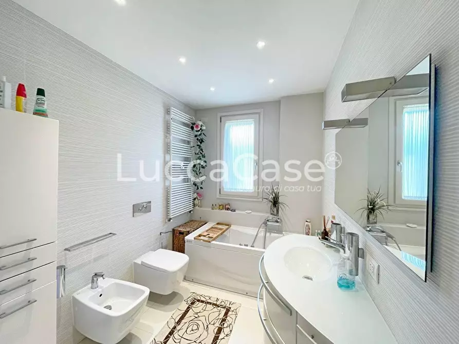 Immagine 18 di Appartamento in vendita  a Lucca