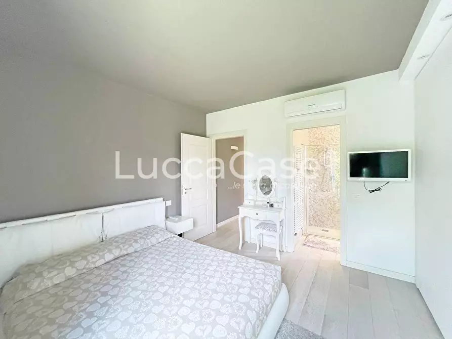 Immagine 15 di Appartamento in vendita  a Lucca