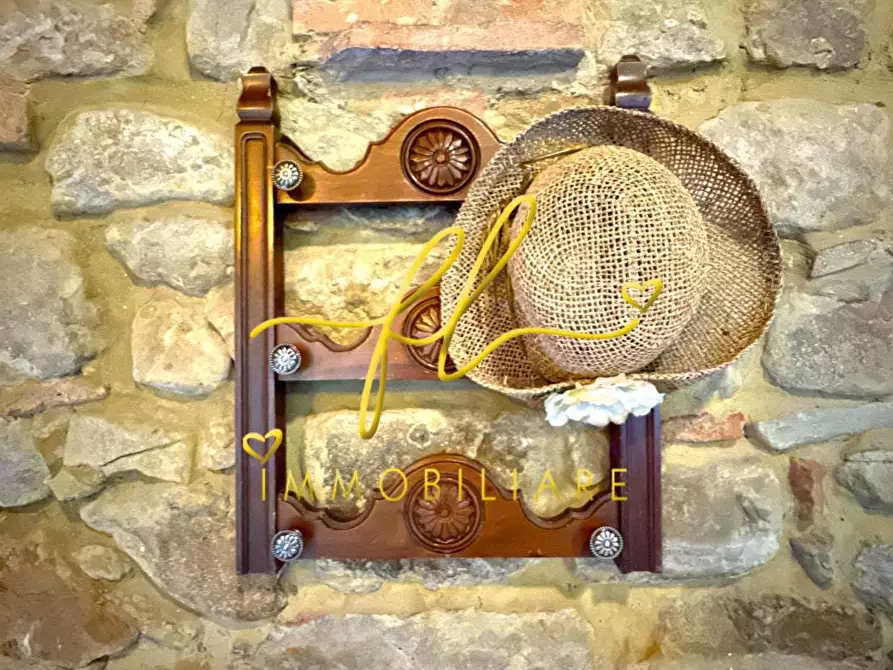 Immagine 14 di Casa colonica in vendita  a Volterra