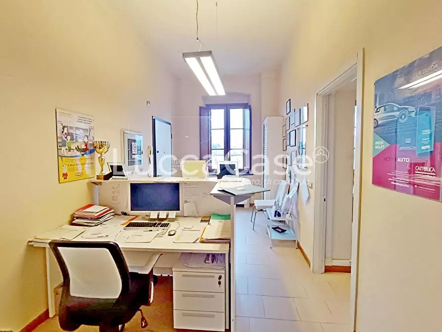 Immagine 4 di Ufficio in affitto  a Lucca