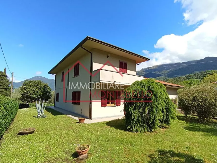 Immagine 1 di Villa in vendita  a Camaiore