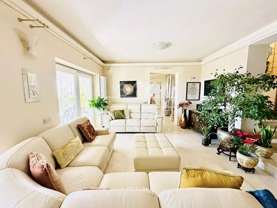 Immagine 11 di Villa in vendita  a Castelnuovo Magra