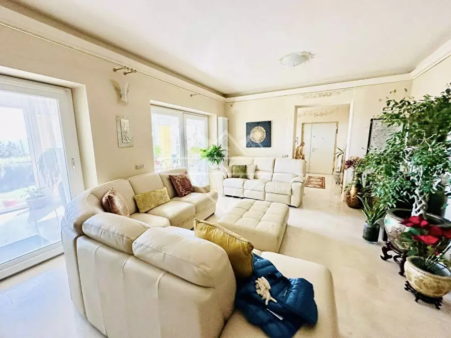 Immagine 12 di Villa in vendita  a Castelnuovo Magra