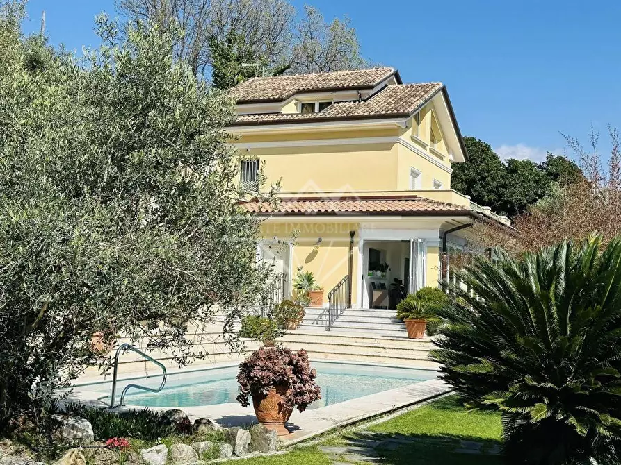 Immagine 5 di Villa in vendita  a Castelnuovo Magra