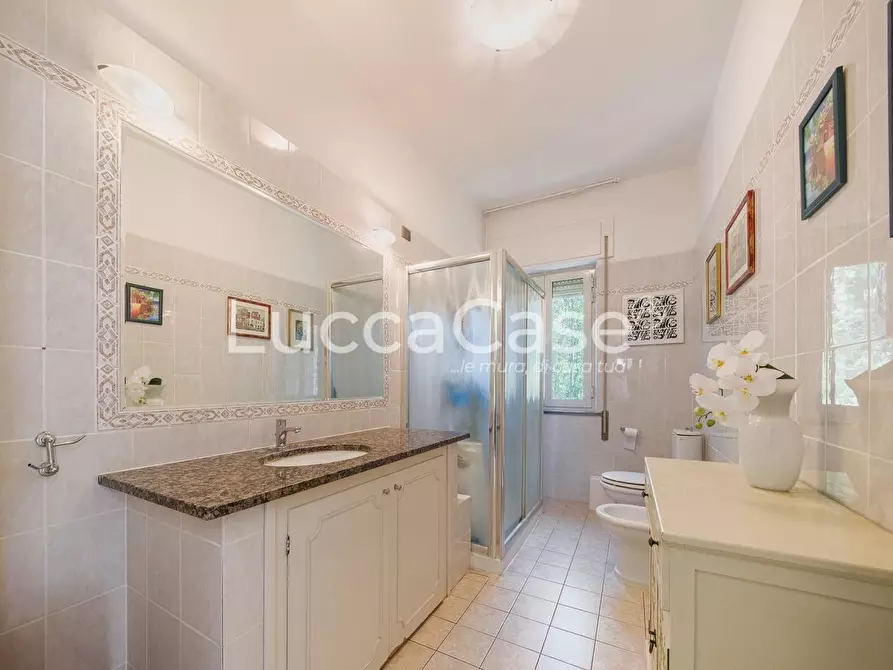 Immagine 16 di Villa in vendita  a Lucca