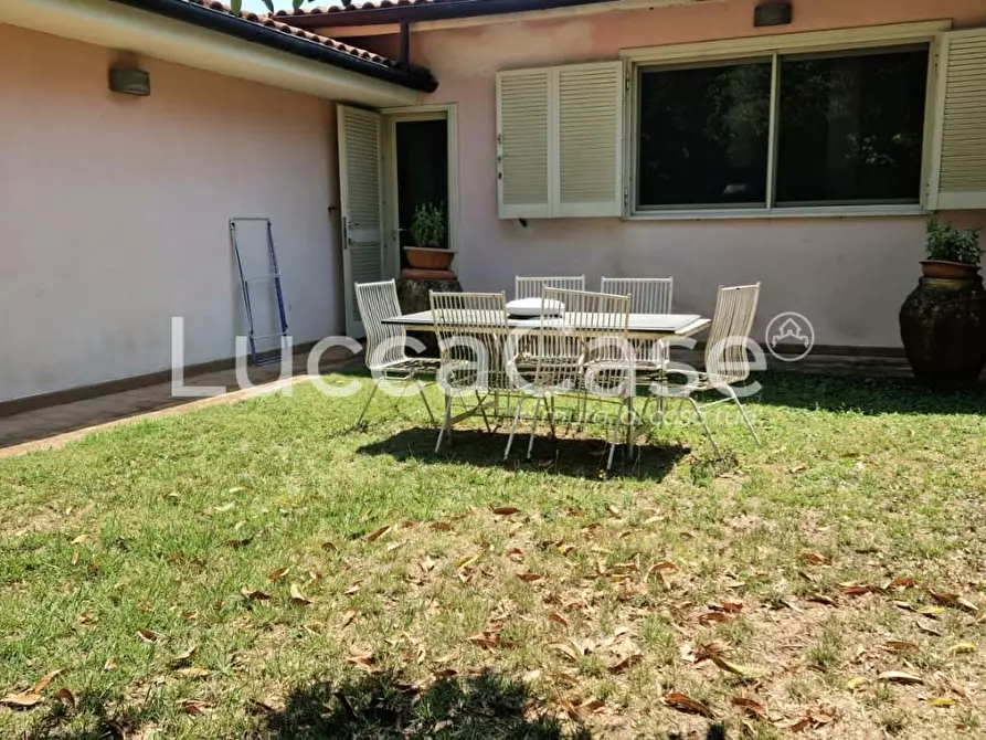 Immagine 38 di Villa in vendita  a Lucca