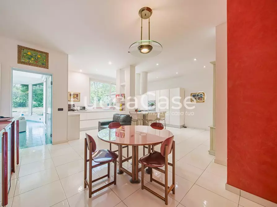 Immagine 9 di Villa in vendita  a Lucca