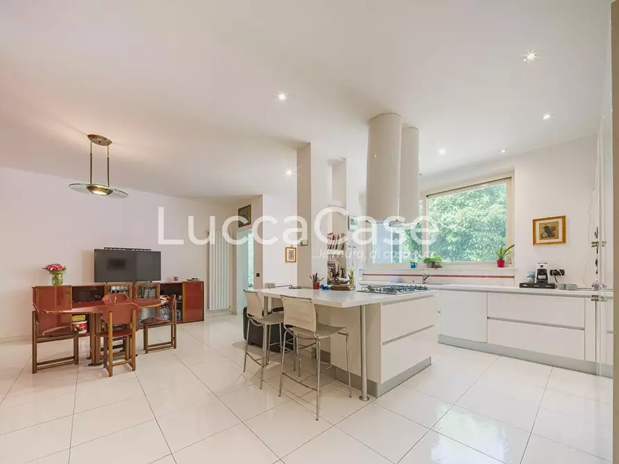 Immagine 11 di Villa in vendita  a Lucca