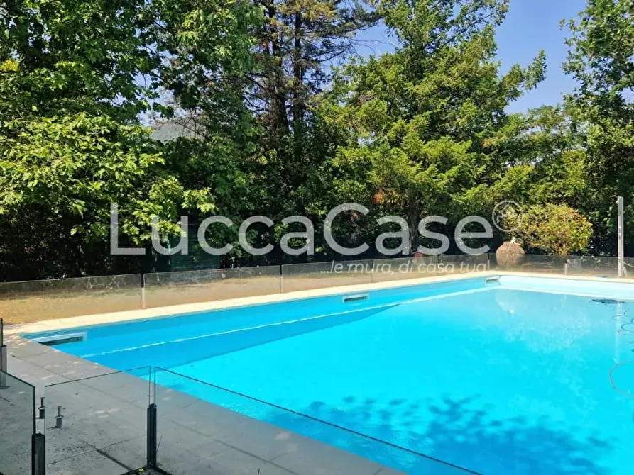 Immagine 1 di Villa in vendita  a Lucca