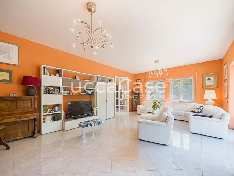 Immagine 6 di Villa in vendita  a Lucca