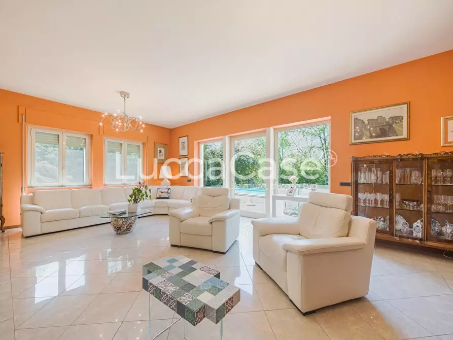 Immagine 8 di Villa in vendita  a Lucca