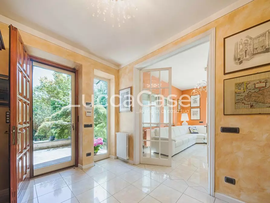 Immagine 5 di Villa in vendita  a Lucca