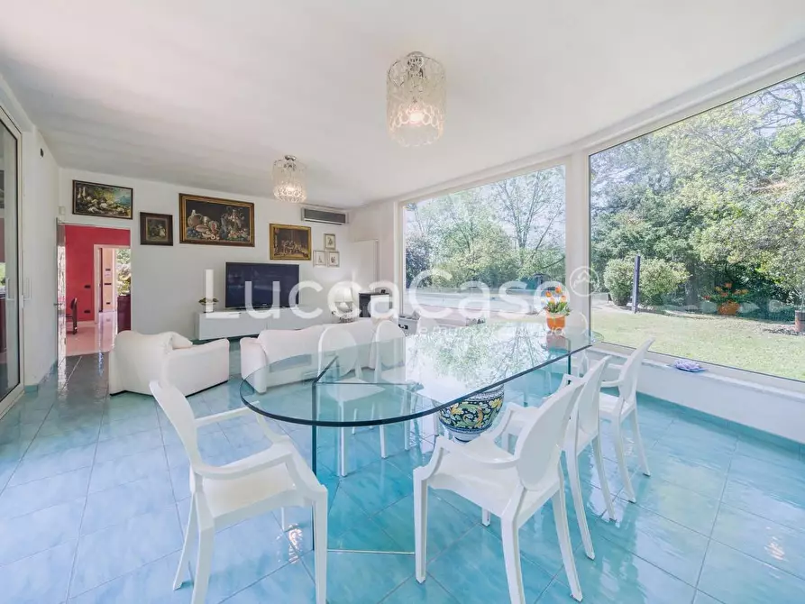 Immagine 1 di Villa in vendita  a Lucca