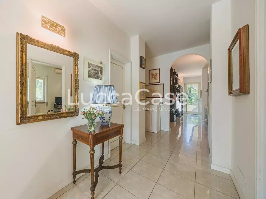 Immagine 17 di Villa in vendita  a Lucca