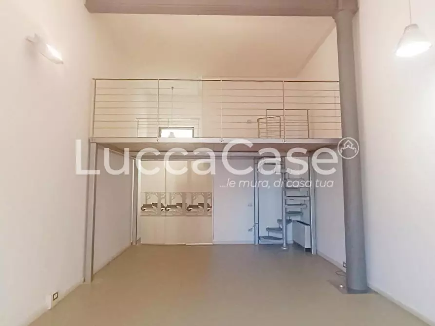 Immagine 2 di Ufficio in vendita  a Lucca