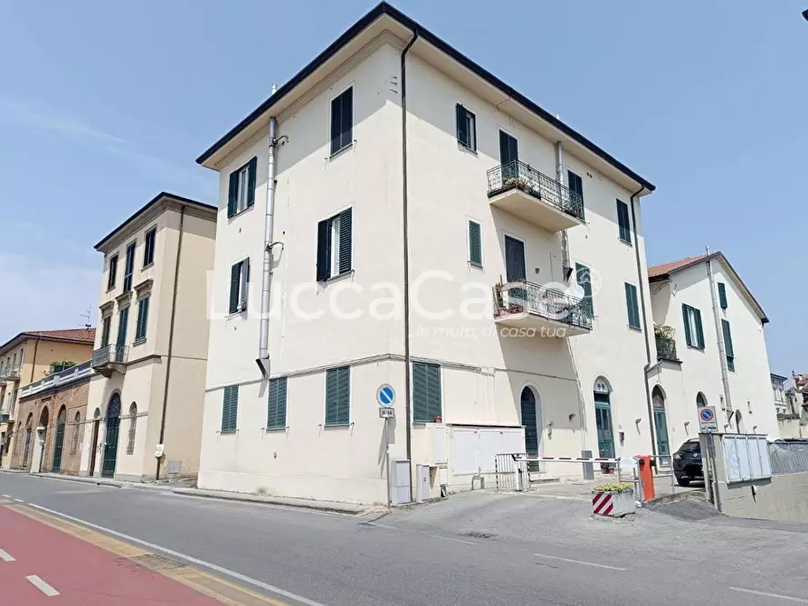 Immagine 9 di Ufficio in vendita  a Lucca