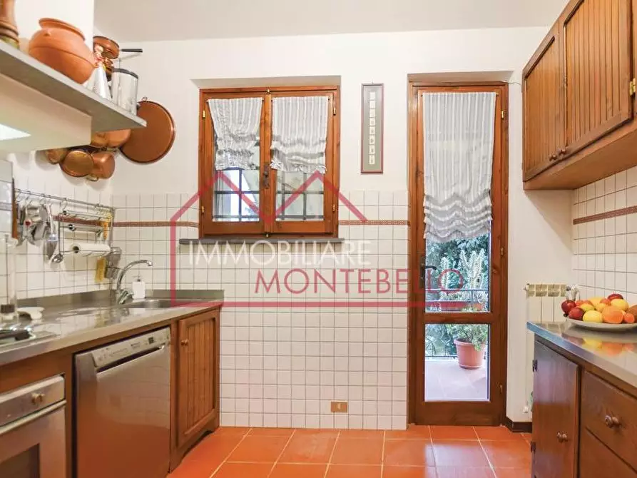 Immagine 3 di Villa in vendita  a Camaiore