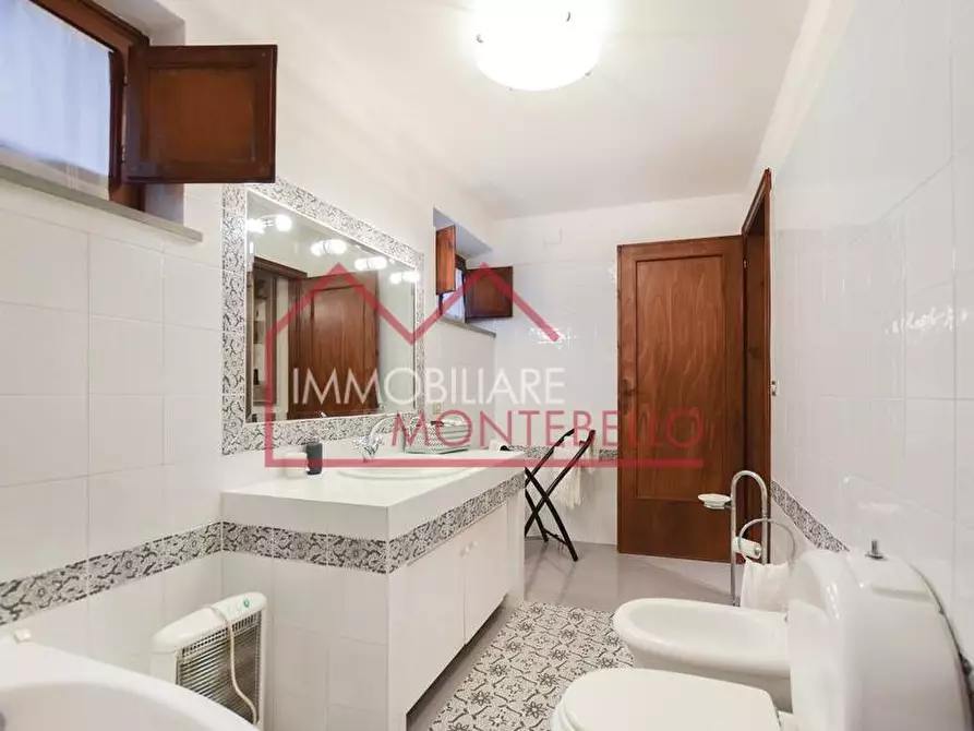 Immagine 4 di Villa in vendita  a Camaiore