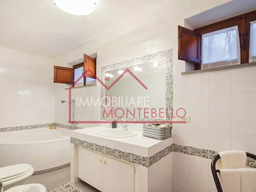 Immagine 5 di Villa in vendita  a Camaiore