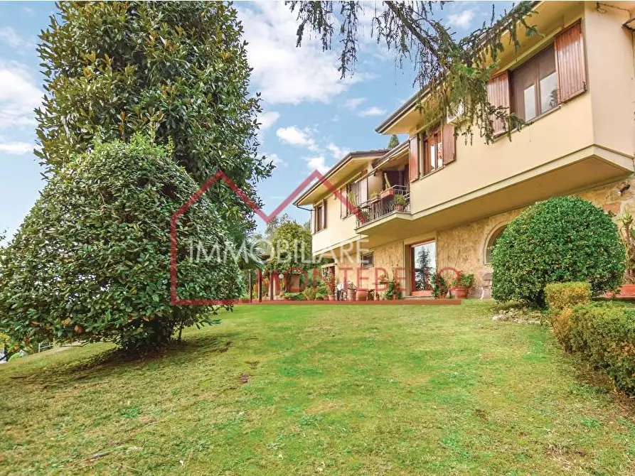 Immagine 9 di Villa in vendita  a Camaiore