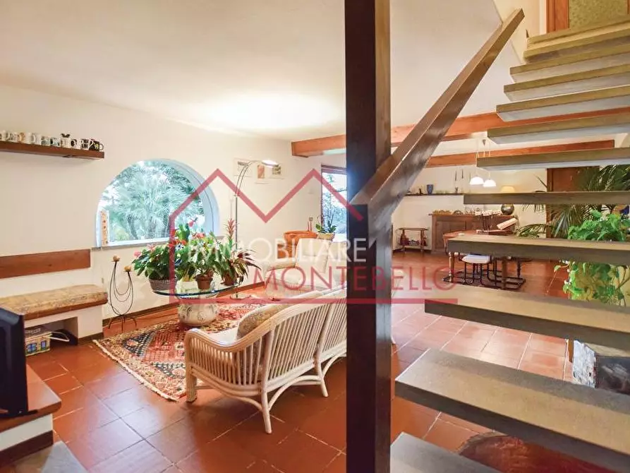 Immagine 2 di Villa in vendita  a Camaiore