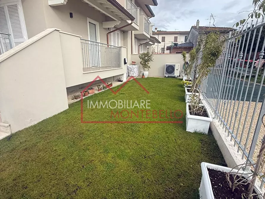 Immagine 15 di Casa quadrifamiliare in vendita  a Camaiore