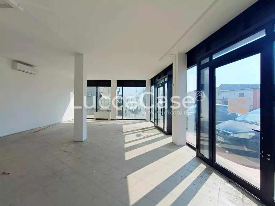 Immagine 1 di Locale commerciale in affitto  a San Giuliano Terme