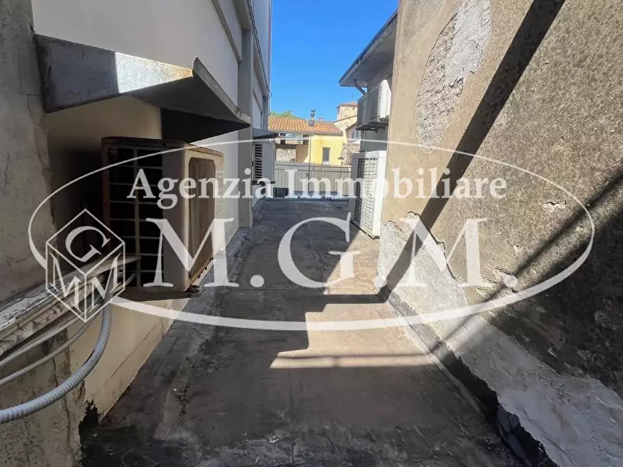 Immagine 12 di Ufficio in vendita  a Cascina