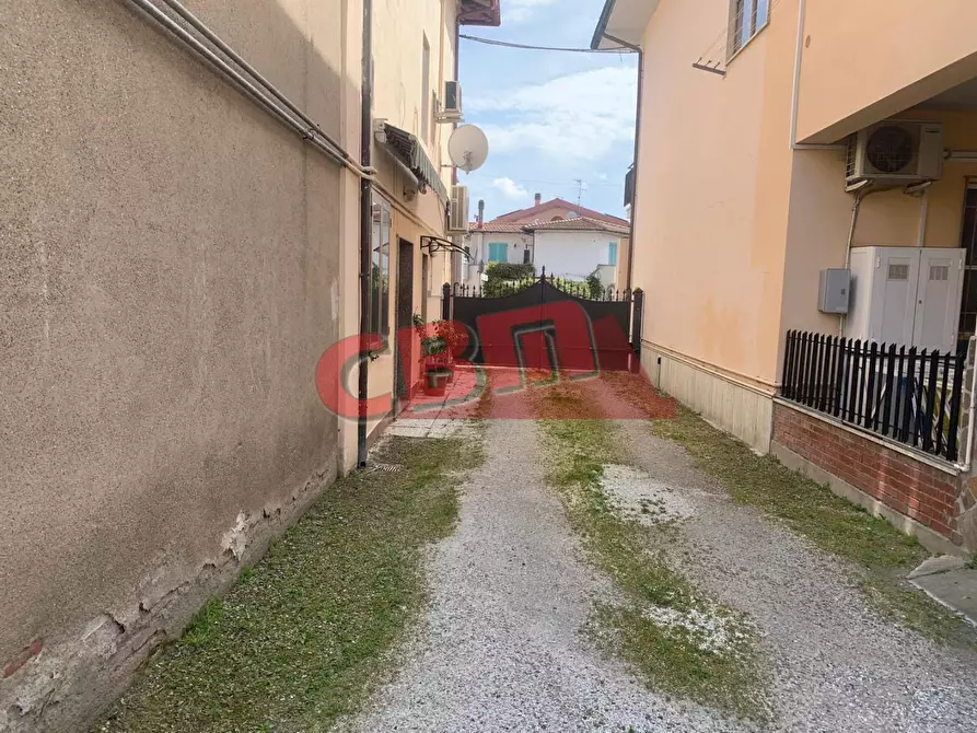 Immagine 11 di Locale commerciale in vendita  a Collesalvetti