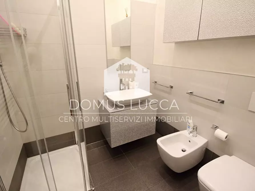 Immagine 16 di Appartamento in vendita  a Lucca