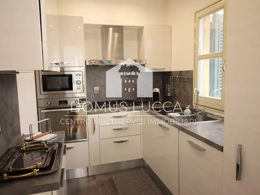 Immagine 12 di Appartamento in vendita  a Lucca