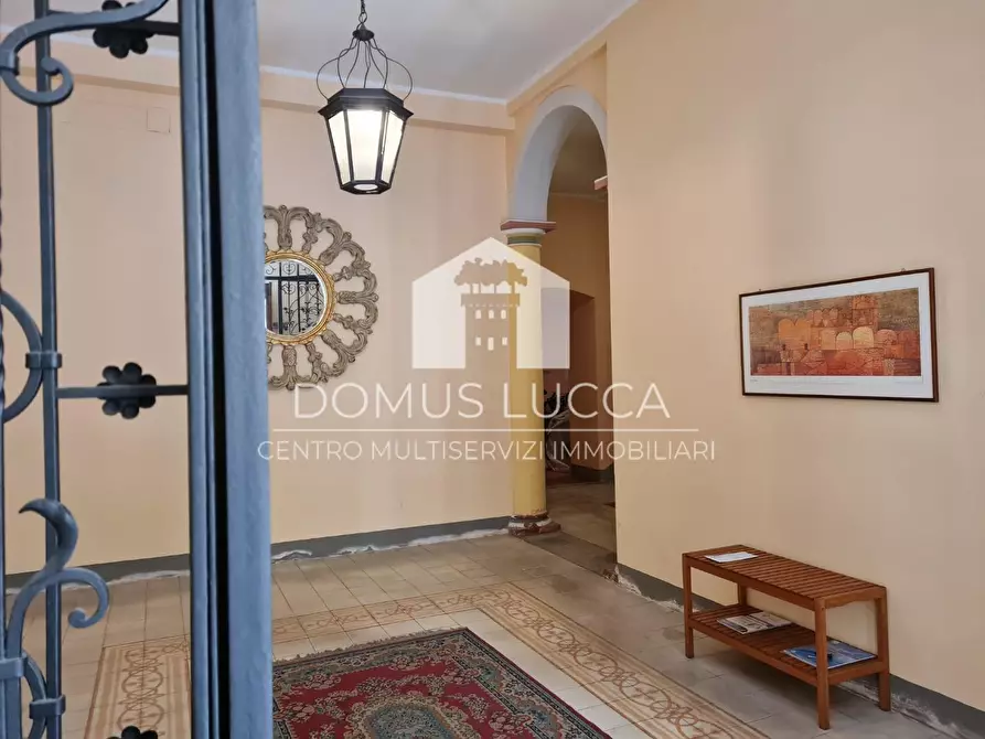 Immagine 21 di Appartamento in vendita  a Lucca