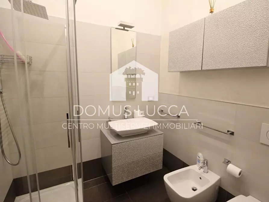 Immagine 15 di Appartamento in vendita  a Lucca