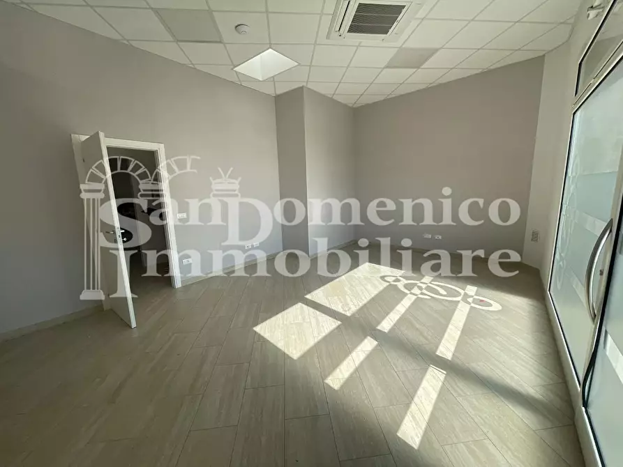 Immagine 2 di Negozio in affitto  a Cascina