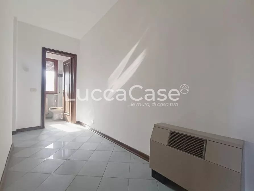 Immagine 7 di Ufficio in affitto  a Lucca