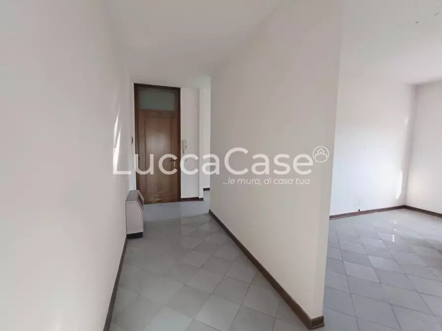 Immagine 9 di Ufficio in affitto  a Lucca
