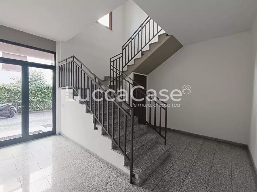 Immagine 11 di Ufficio in affitto  a Lucca