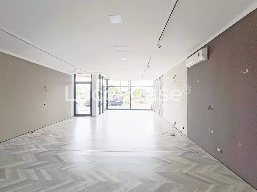 Immagine 2 di Locale commerciale in affitto  a Altopascio