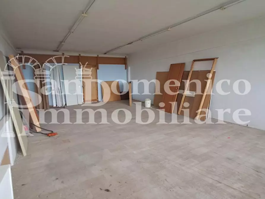 Immagine 8 di Locale commerciale in vendita  a Cascina