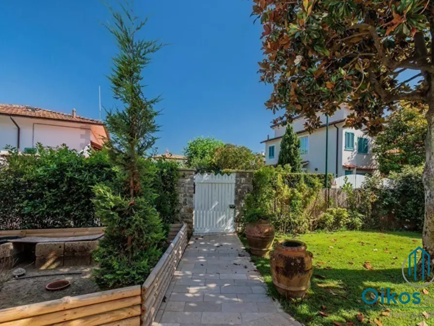 Immagine 6 di Villa in vendita  a Forte Dei Marmi