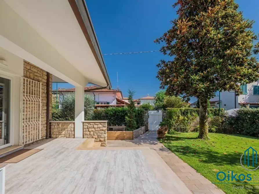 Immagine 5 di Villa in vendita  a Forte Dei Marmi