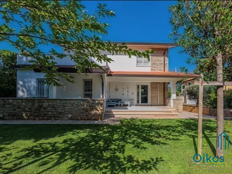 Immagine 3 di Villa in vendita  a Forte Dei Marmi