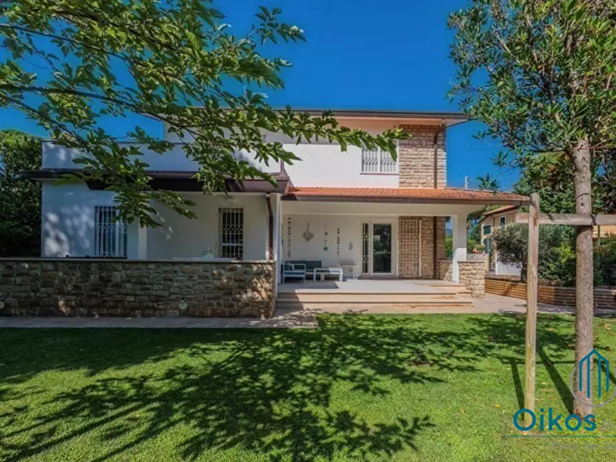 Immagine 1 di Villa in vendita  a Forte Dei Marmi