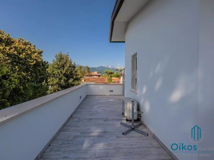 Immagine 11 di Villa in vendita  a Forte Dei Marmi