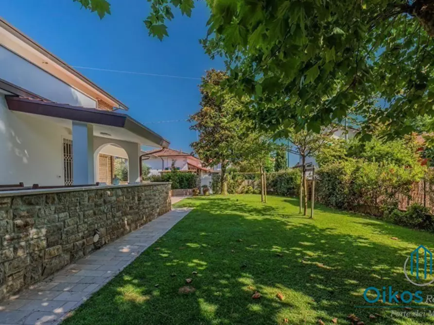 Immagine 31 di Villa in vendita  a Forte Dei Marmi