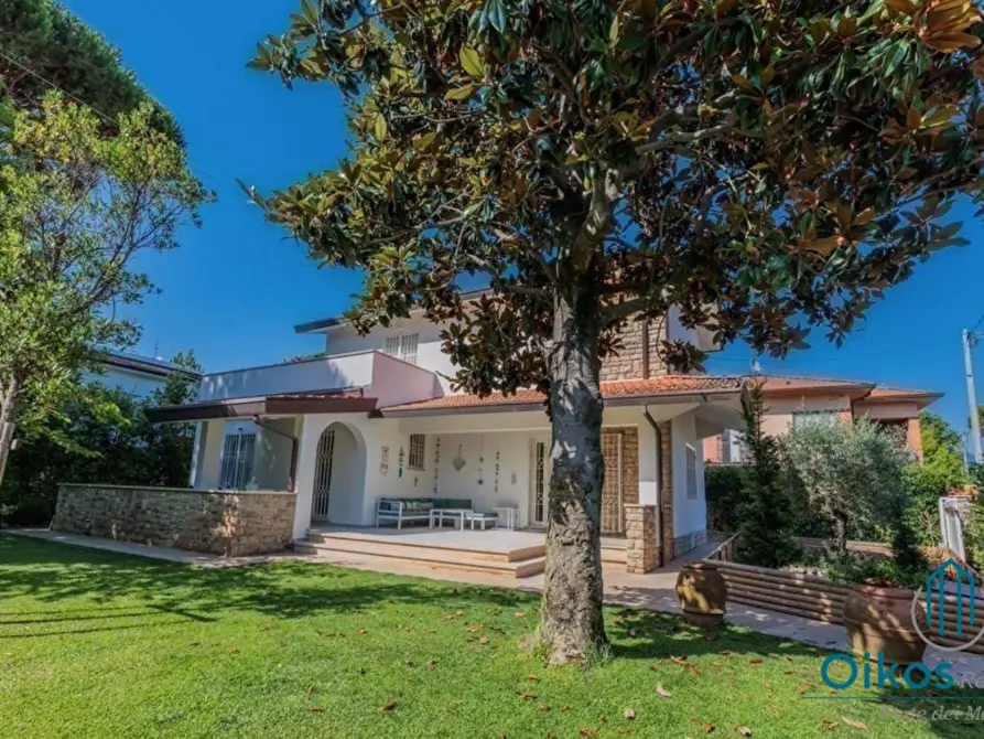 Immagine 2 di Villa in vendita  a Forte Dei Marmi