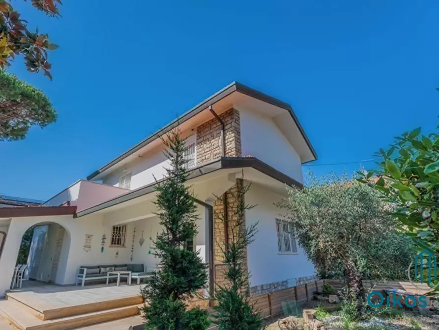 Immagine 4 di Villa in vendita  a Forte Dei Marmi